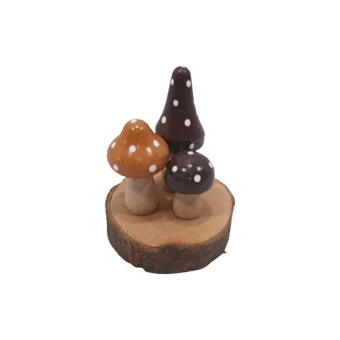 Tre svampar på en träskiva, H 9cm, Brun/Röd