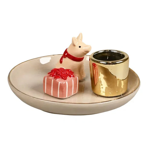 Ljusstake för ett ljus med gris och julklapp