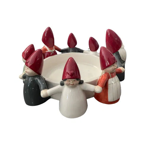 Ljusstake med tomtar i ring