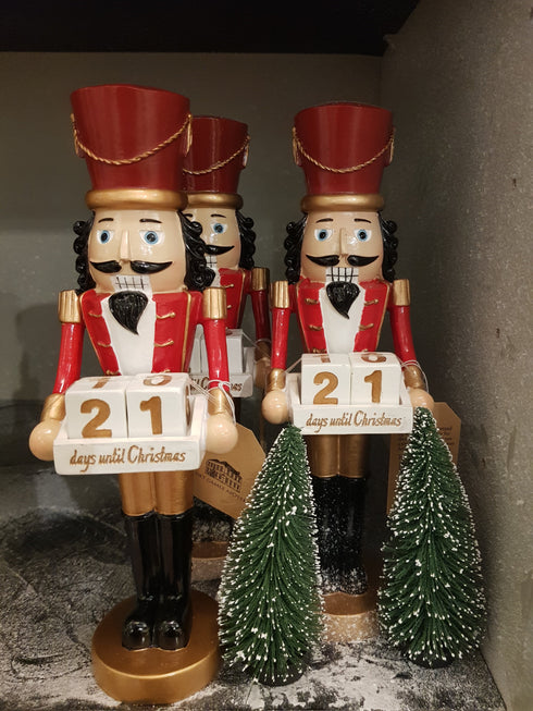 Nötknäppare, kalender, H26cm, Poly, Röd